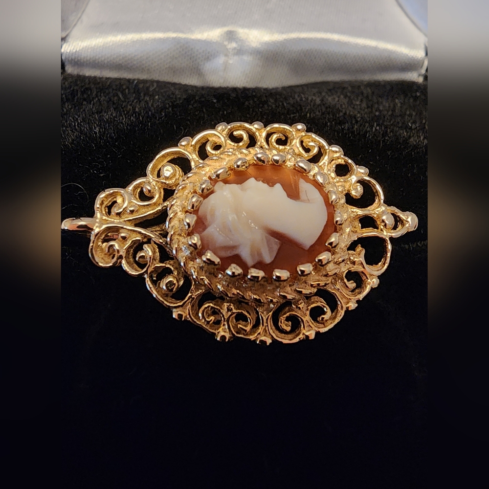 Elegant Gold Cameo Pendant - Picture 2 of 8